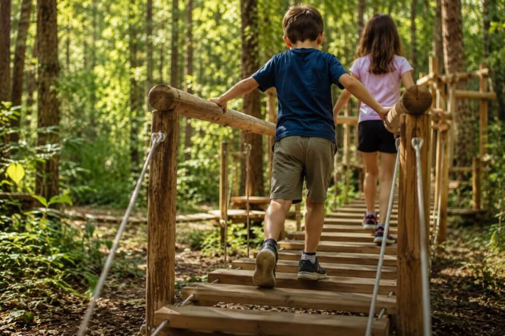 Circuito de obstáculos y juegos en el bosque
